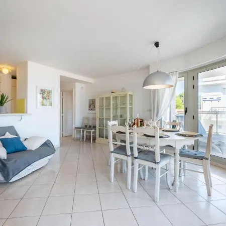 Apartman Les Allees Du Cap-2 By Interhome