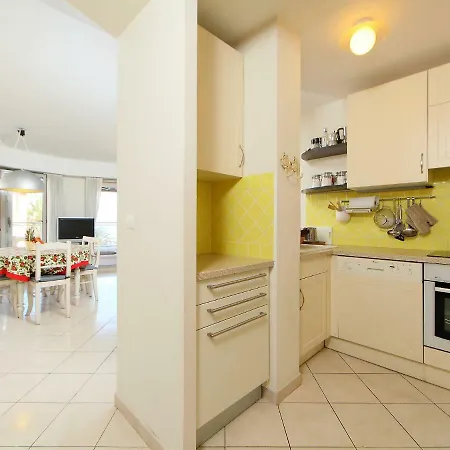 Apartman Les Allees Du Cap-2 By Interhome